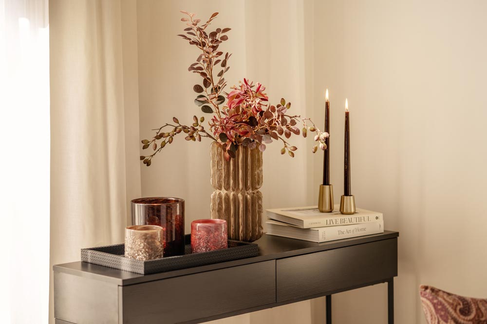 Vase på bord med hvit blomster