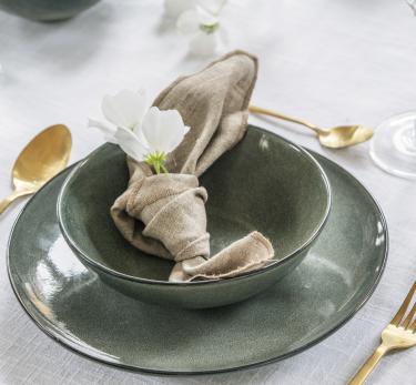 bordsetting_nær_lin_serviett_newyork_bestikk_iben_grønn_asjett_skål_interiør_kremmerhuset