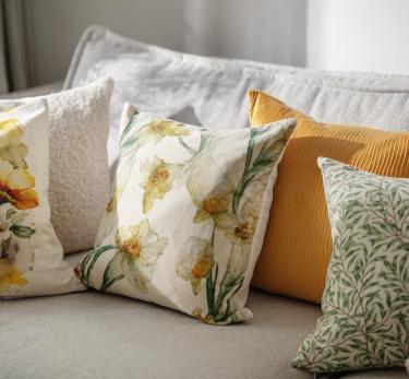 Putetrekk i påskefarger i sofa
