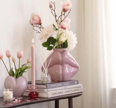 Vaser i rosa på konsollbord