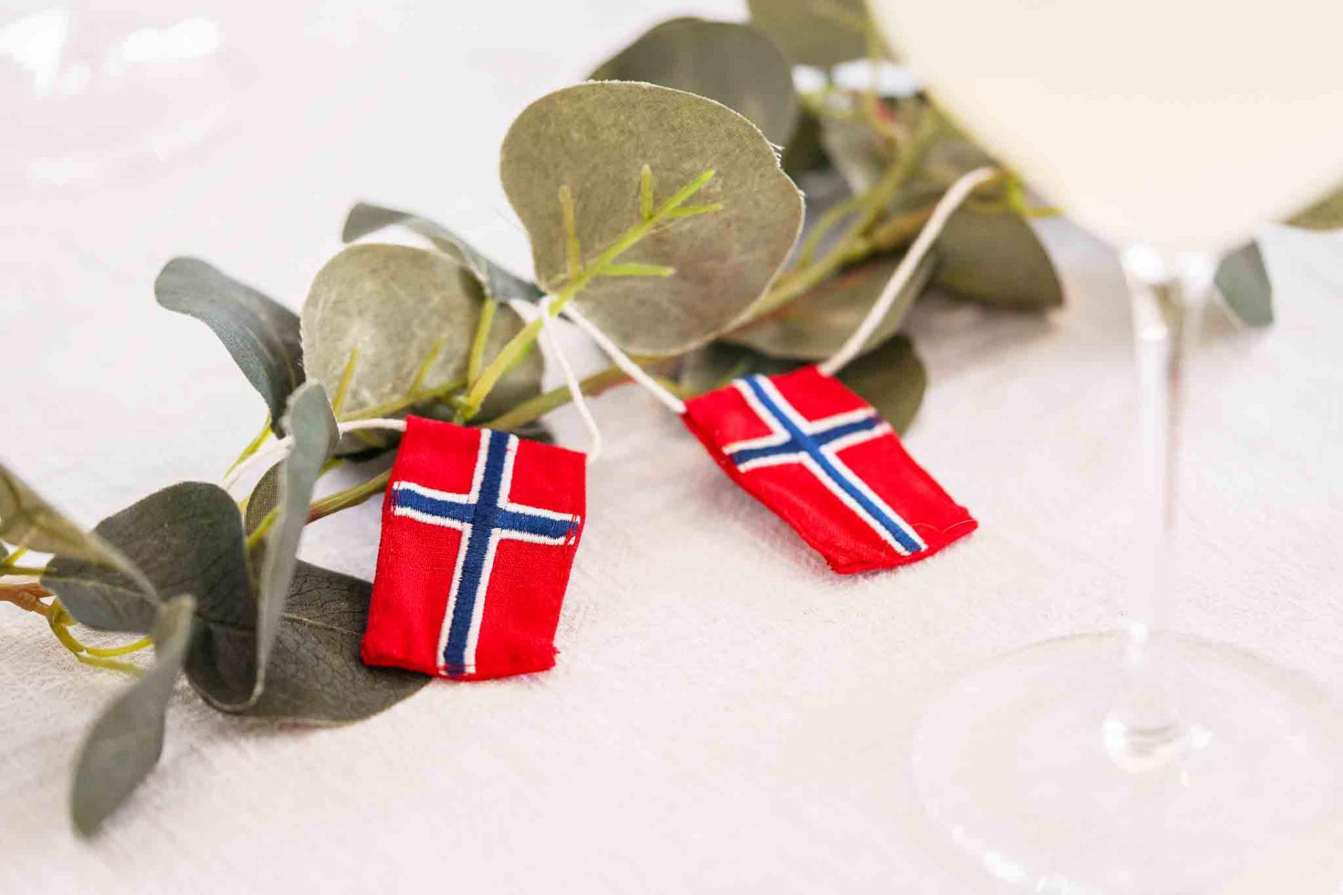 Borddekor, girlander og 17. mai-flagg