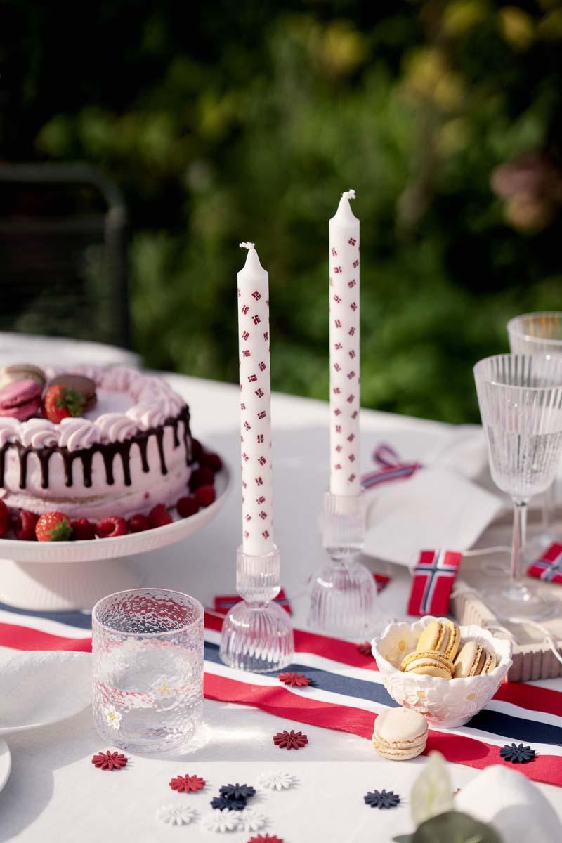 Hvitt servise og gull bestikk