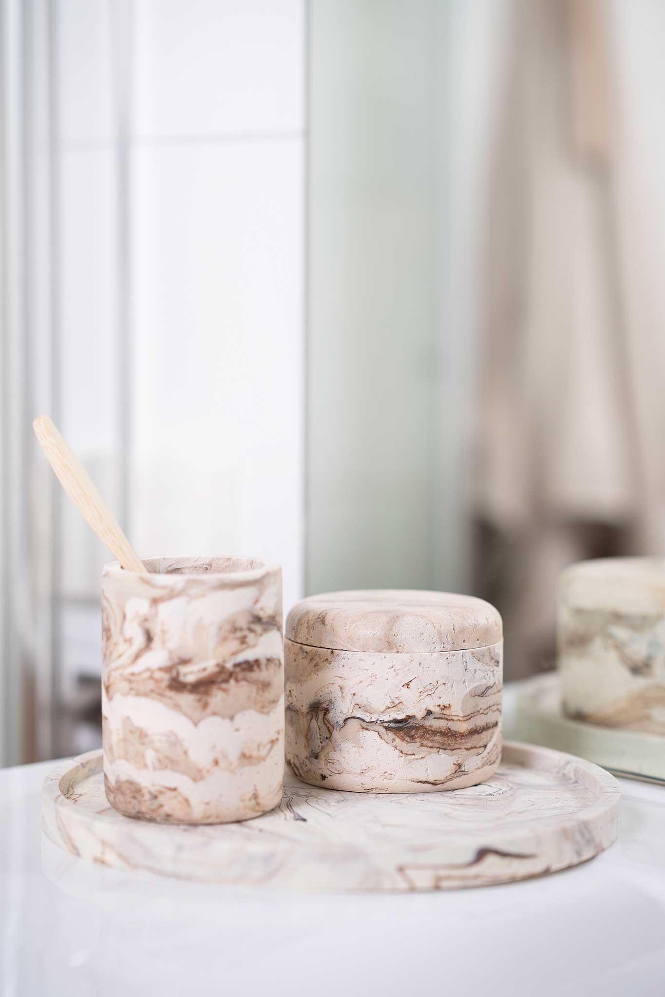 Marmorfat med såpe og lys