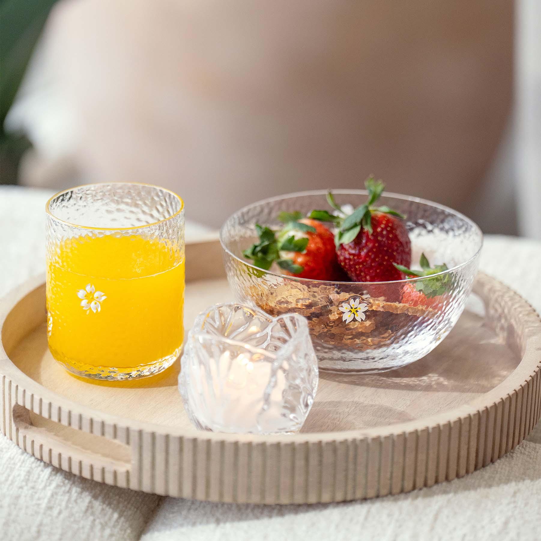 lysfat med telysholder og snacks