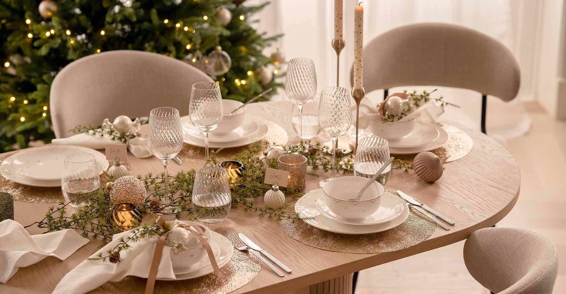 festbord med servise og borddekor