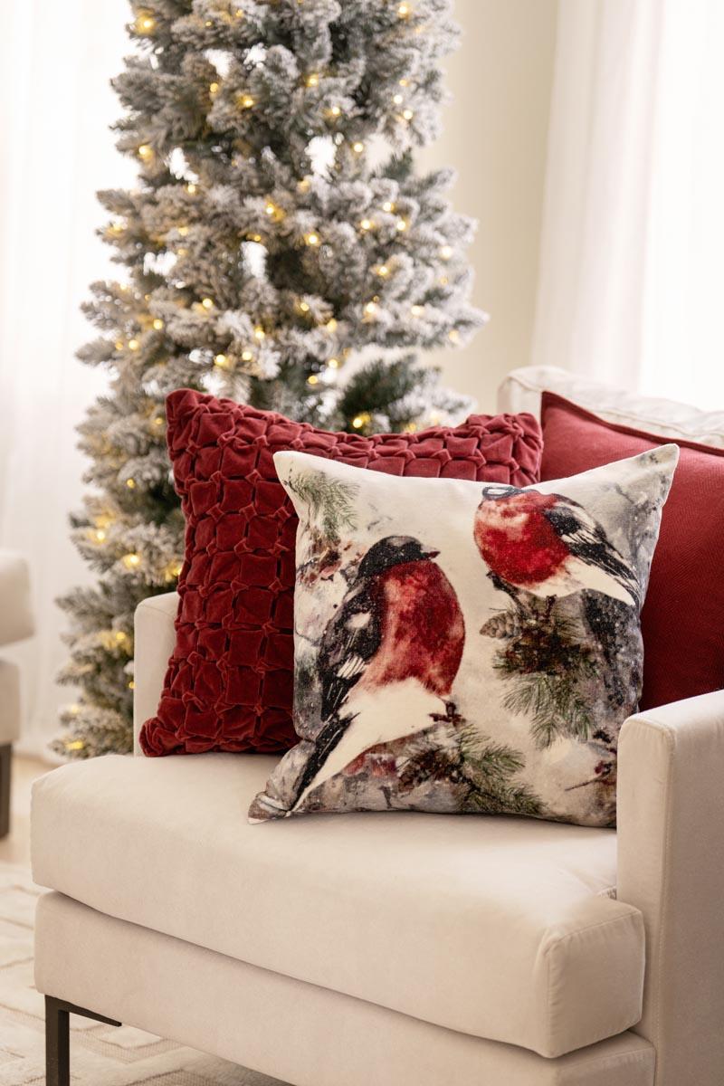 Stol med juleputer ved juletre med snø