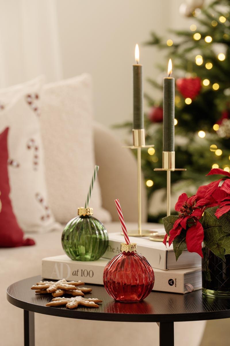 Sofabord med glass julekule og julepynt