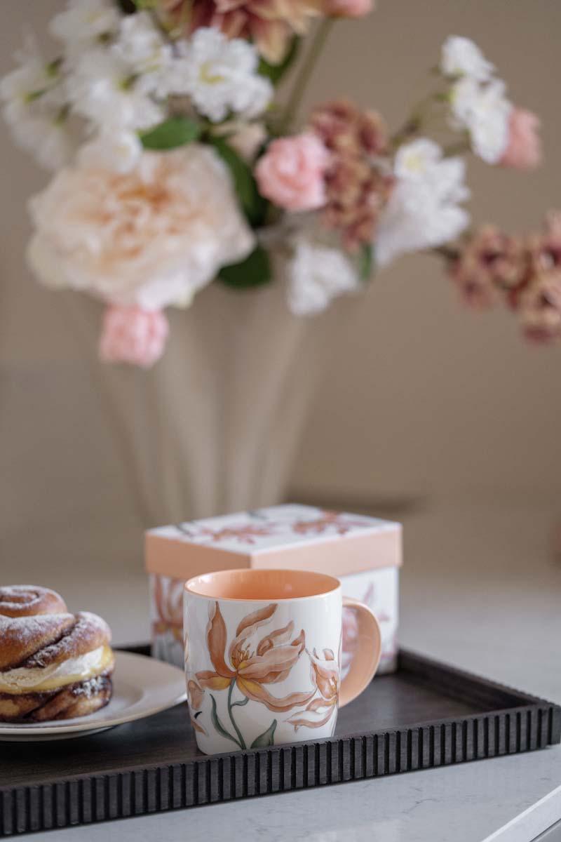 Kopper på skjærefjøl med kanelboller