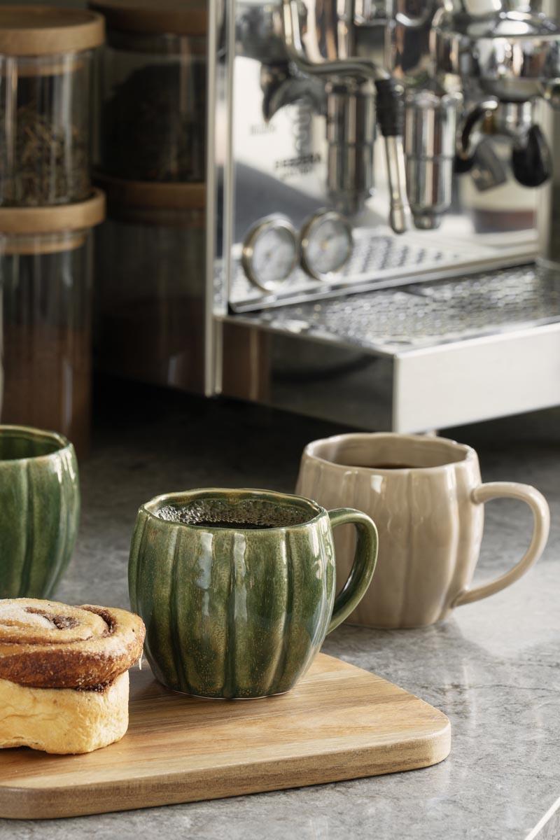 Kopper på skjærefjøl med kanelboller