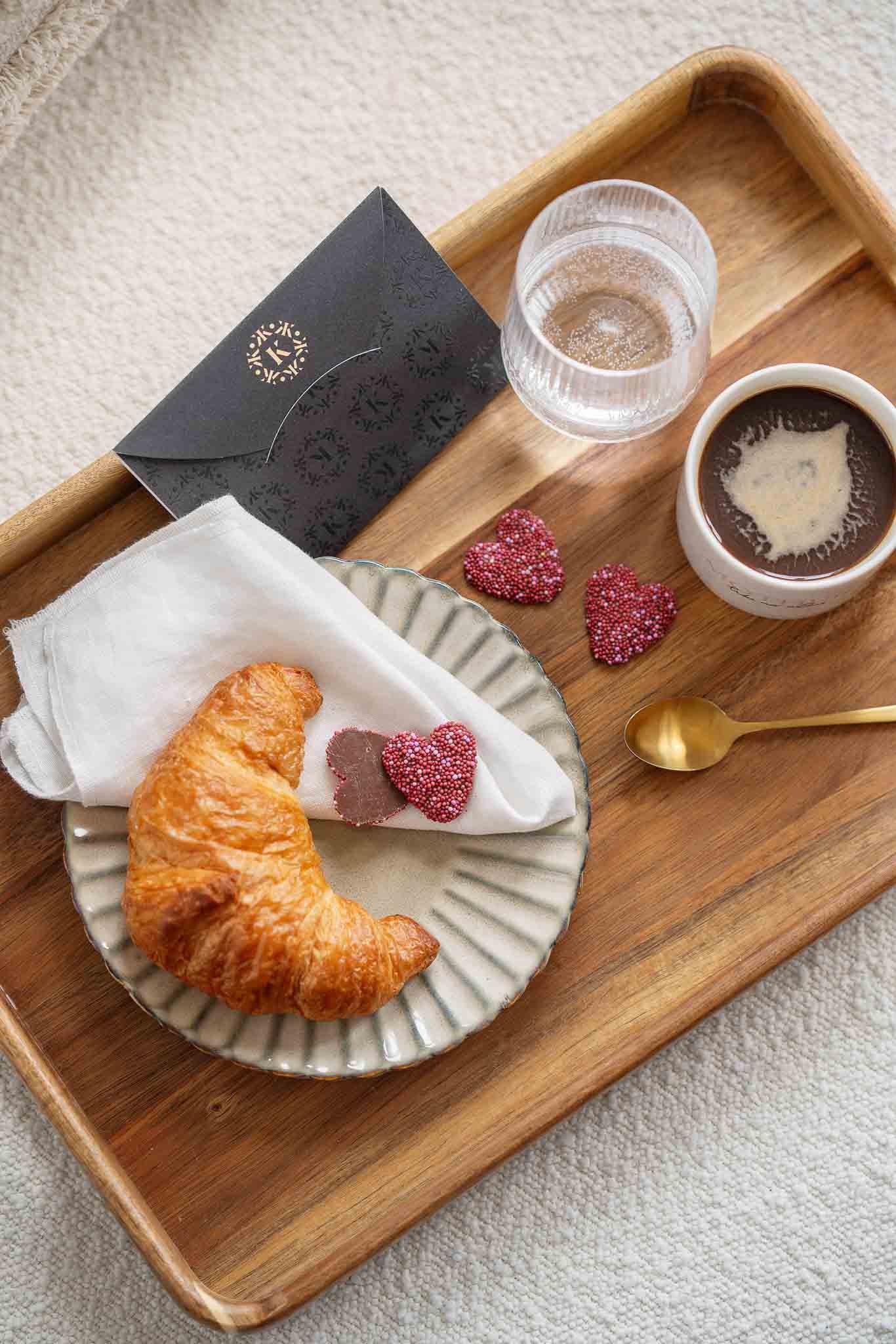 Servise i grønn-blå farge med linserviett i fargen natur