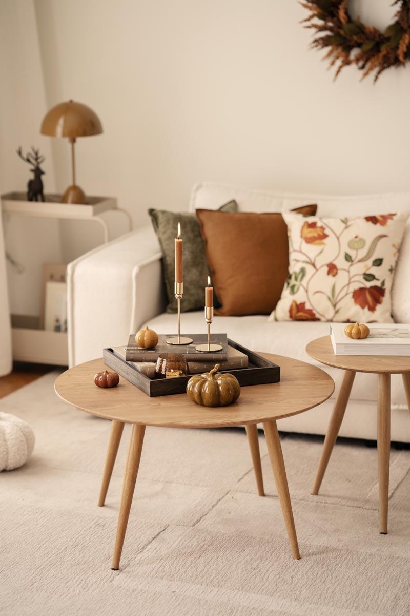 Stuemiljø med sort sofabord