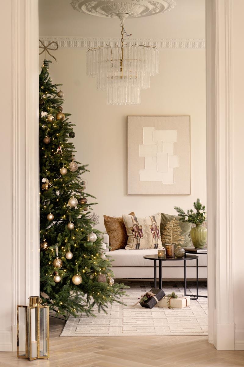 Stue pyntet i julegrønt