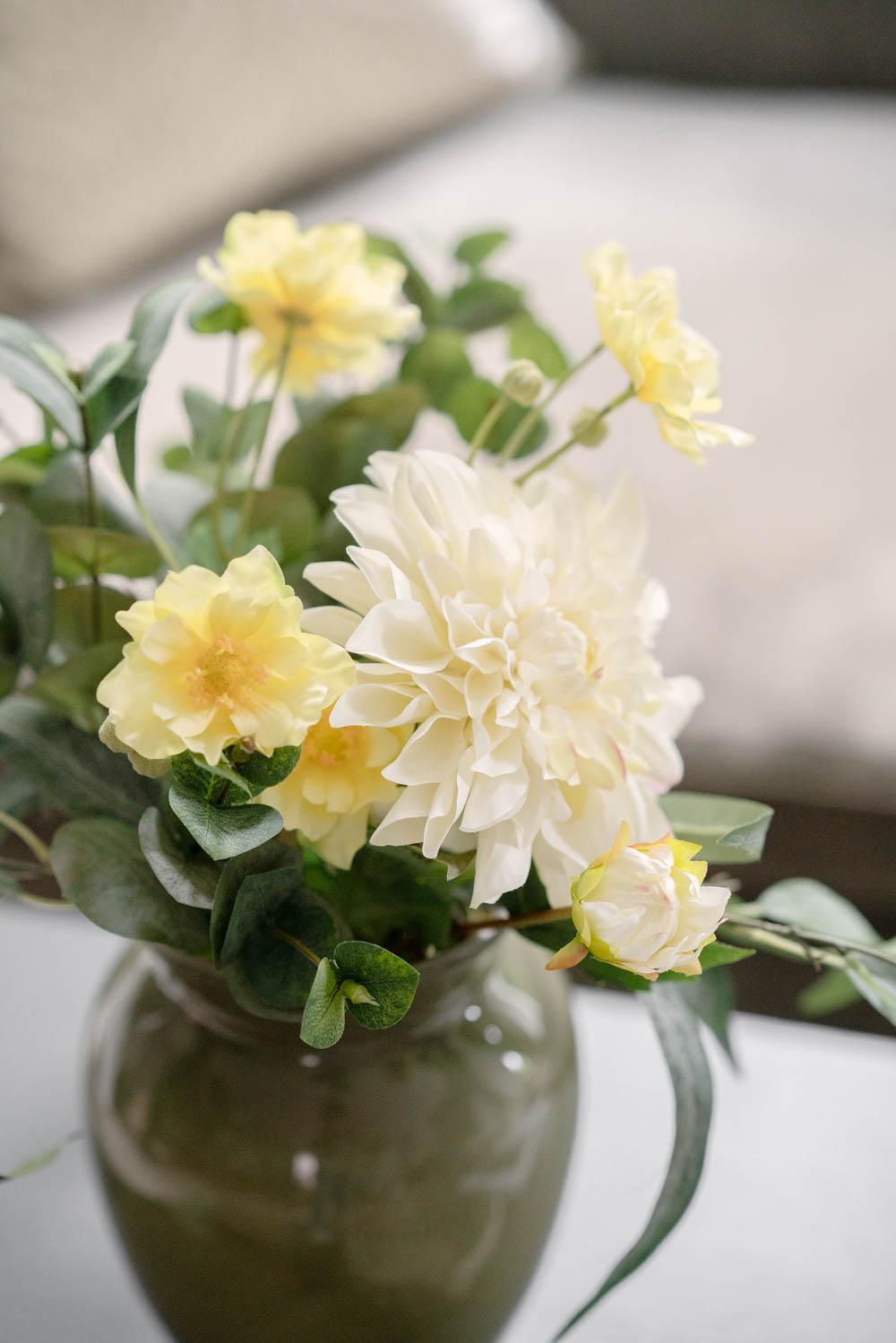 Vase med tørkede blomster