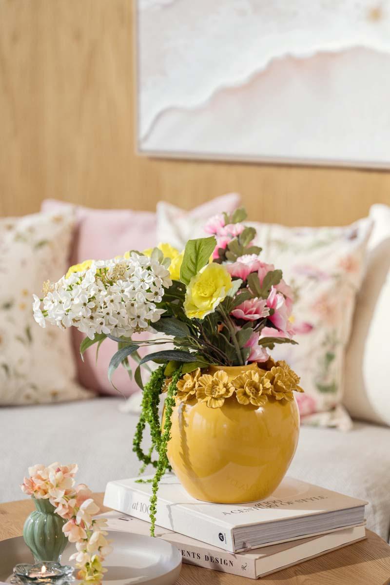 vase med stilkblomster