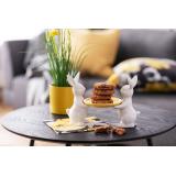 Figur av påskeharer med fat mellom seg. 