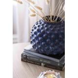 blå blomsterpotte med strå i. 