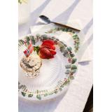 serviett eucalyptusgren på dekket bord