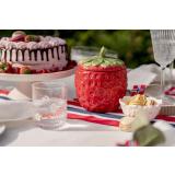 Krukke jordbær dekt på bord med glass kamille og skål daisy