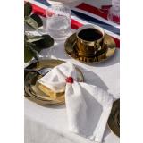 Serviettring jordbær dekt på 17. mai bord med servise luksus