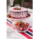 Glass og skål kamille ute på dekt 17. mai bord