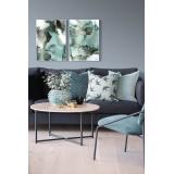 Liten og stor gullskilpadde på stuebord med putetrekk og bilder på vegg 