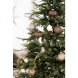 Julekule dråpe rille brun i juletre med julekuler i hvit, brun og beige
