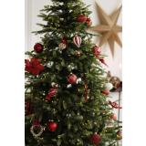 Hengende juledekorasjon på juletre med matchenede julekuler