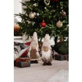 Gnom mann og dame under juletre med gaver