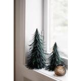 Dekortre Fjær i to størrelser i vinduskarm med telysholder kongle