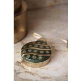 Kakeboks julekule grønn på kjøkkenbenk