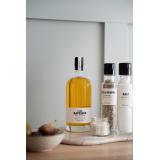 rapsolje på marmorfat på kjøkkenbenk