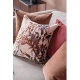 putetrekk blad velur i sofa med trekk i jordtoner