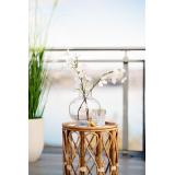 blomstervase maja på bord med kornell