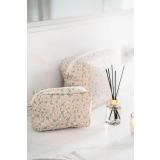 Toalettmapper i beige farge stående på bad