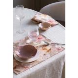 Dekkebrikke Stemorsblomst og serviett på dekt bord