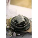 skål iben i blågrønt steintøy på dekket bord med linserviett