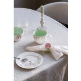 Frokostservise våreng på bord med duk