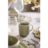 Kopp ada stående på spisebord