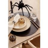 Halloween borddekking med edderkopp serviettring og dekorfigur gresskar