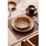 Dekkebrikke på oppdekket bord