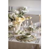 Dekt middagsbord med servise ada