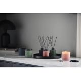 duftpinner stående på brett