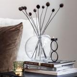 telysholder grønn sammen med vase i klart glass og telysestake med sorte ringer på bord