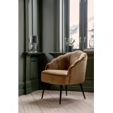 sort blomsterpotte i vinduskarm bak lenestol 