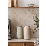 Kaffekanne Scandi  i grønn og beige på kjøkkenbenk