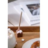 Pinne med sjokolade på brett