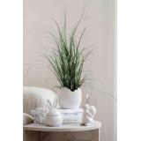 Hvit påskepynt på sidebord marvel