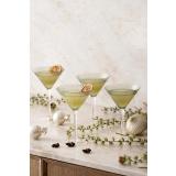 Martini glass i grønt glass på kjøkkenbenk