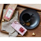 Pose med Beste Rabarbra & Bringebær på june serveringsbrett