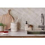 Såpedispenser m/fat Helene på kjøkkenbenk